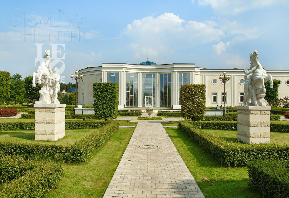 3-этажный коттедж 550 м² с отделкой