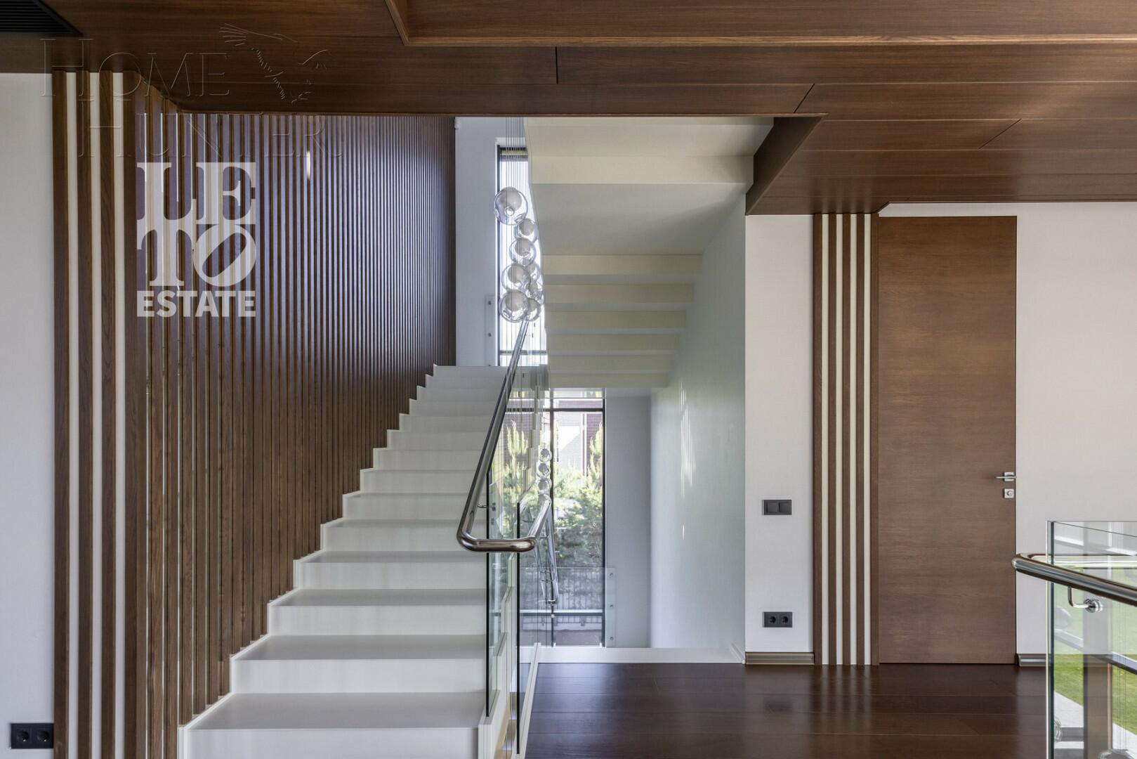 3-этажный коттедж 550 м² с отделкой