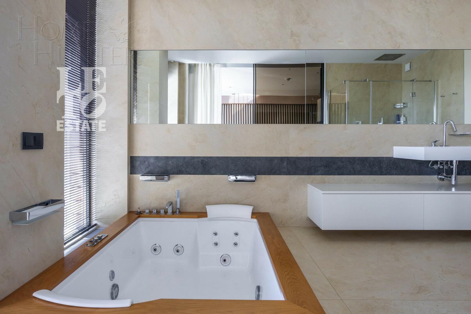 3-этажный коттедж 550 м² с отделкой