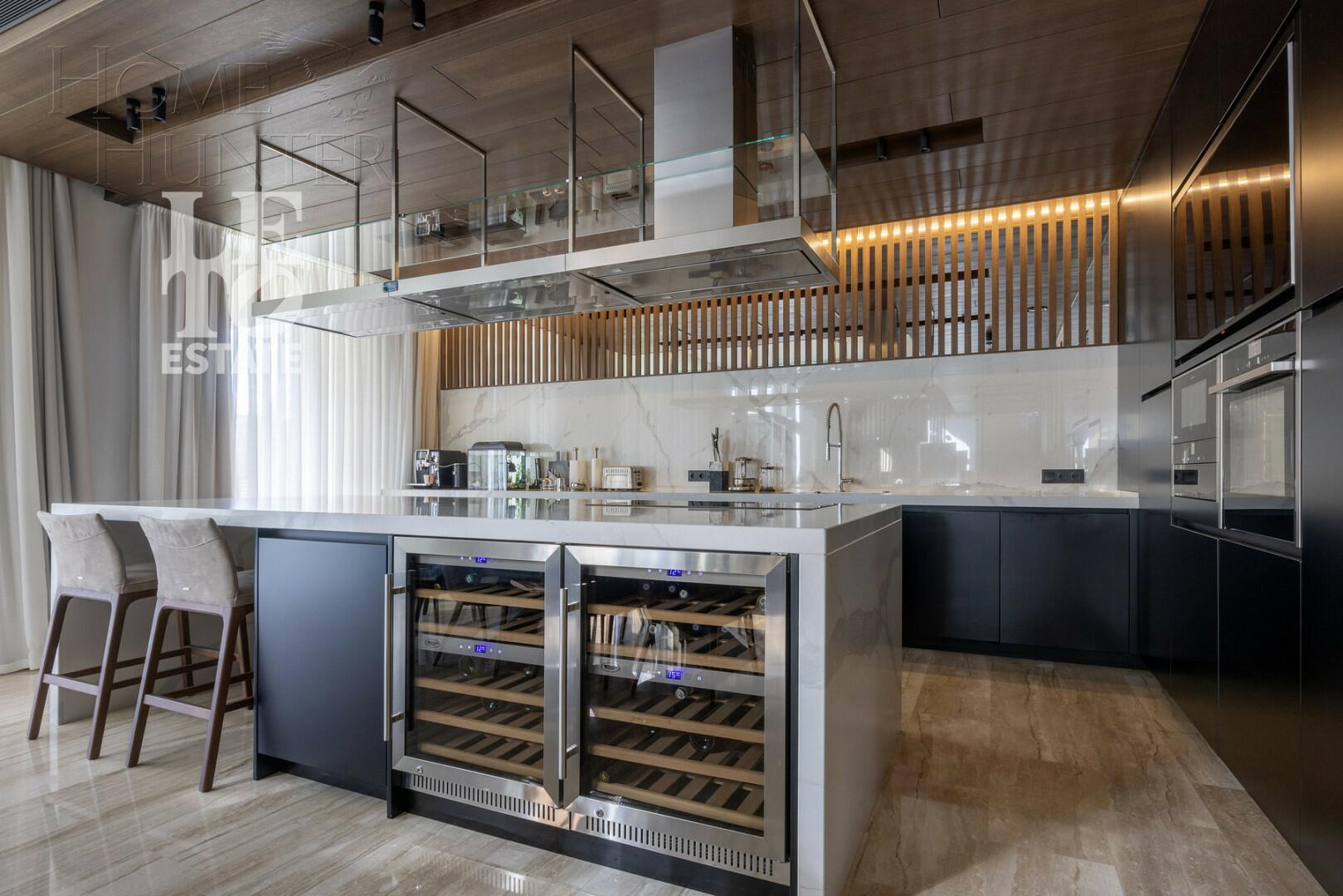 3-этажный коттедж 550 м² с отделкой