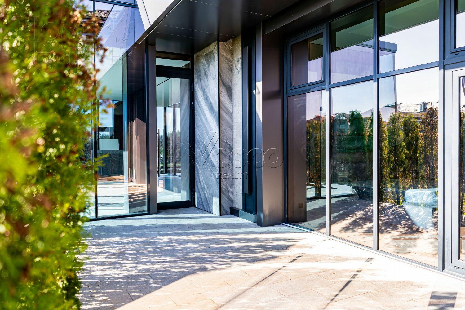 2-этажный коттедж 1 100 м² с отделкой