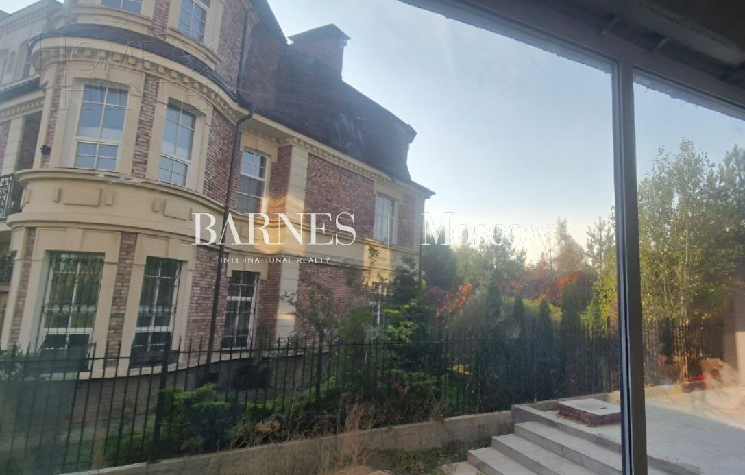 3-этажный таунхаус 600 м² без отделки