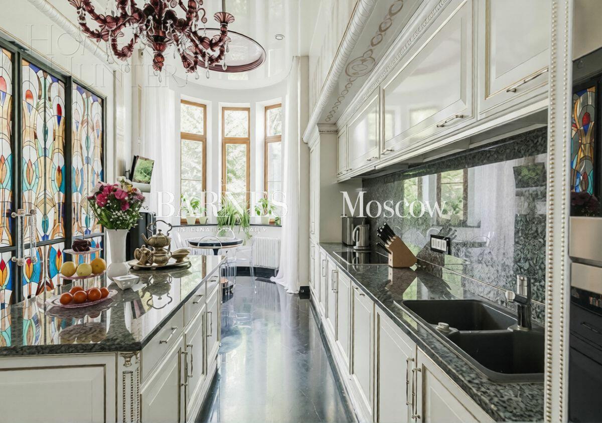 2-этажный коттедж 1 100 м² с отделкой