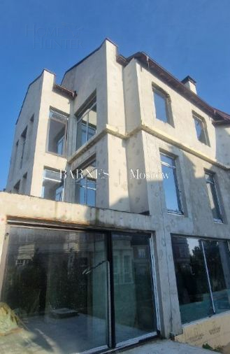 3-этажный таунхаус 600 м² без отделки