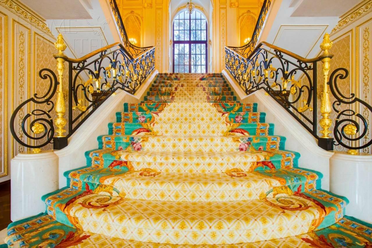 3-этажный коттедж 3 100 м² с отделкой