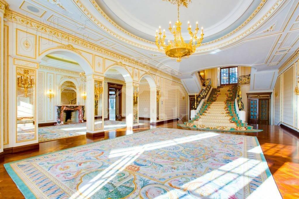 3-этажный коттедж 3 100 м² с отделкой