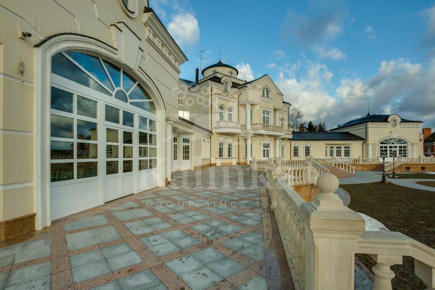 3-этажный коттедж 3 100 м² с отделкой