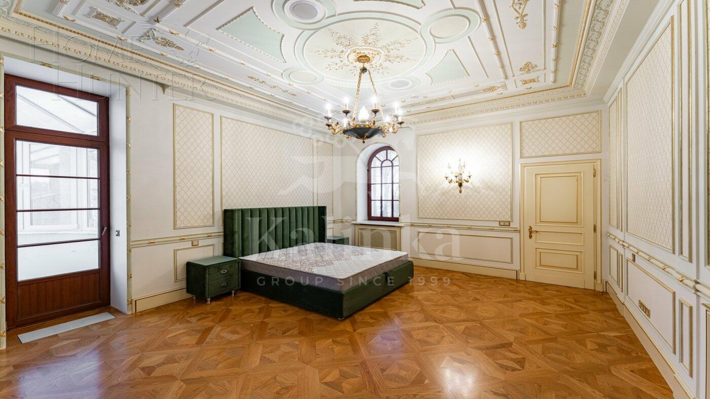 3-этажный коттедж 3 100 м² с отделкой