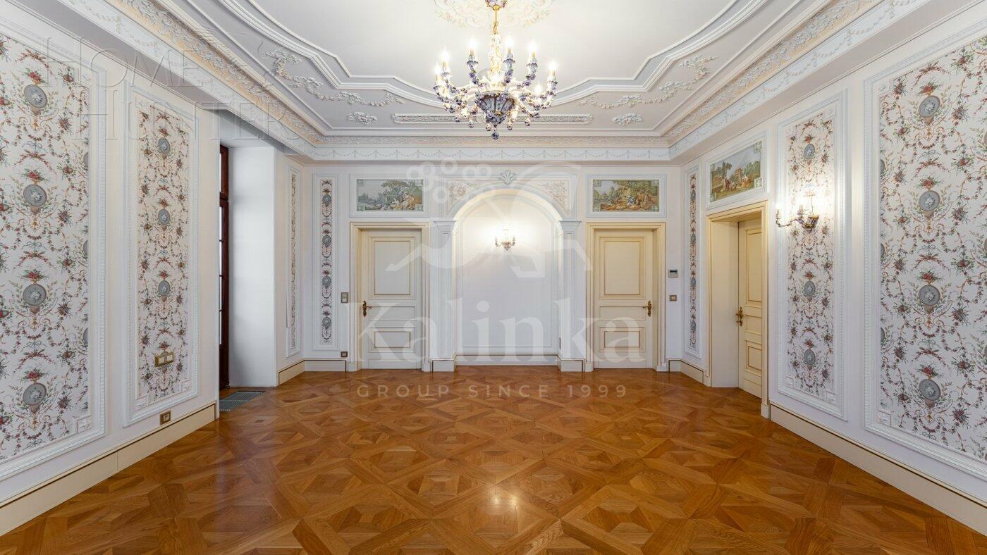 3-этажный коттедж 3 100 м² с отделкой