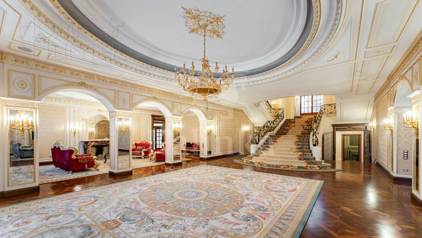 3-этажный коттедж 3 100 м² с отделкой