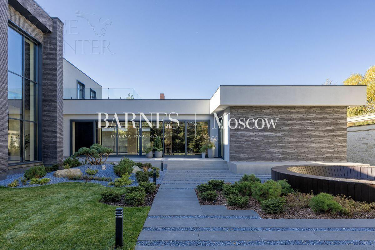 2-этажный коттедж 1 000 м² с отделкой