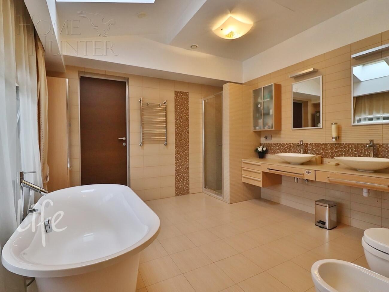 3-этажный коттедж 900 м² с отделкой