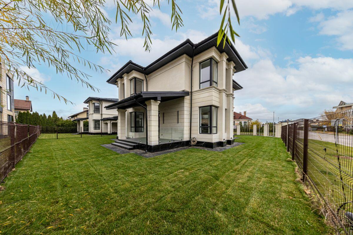 2-этажный коттедж 240 м² с отделкой