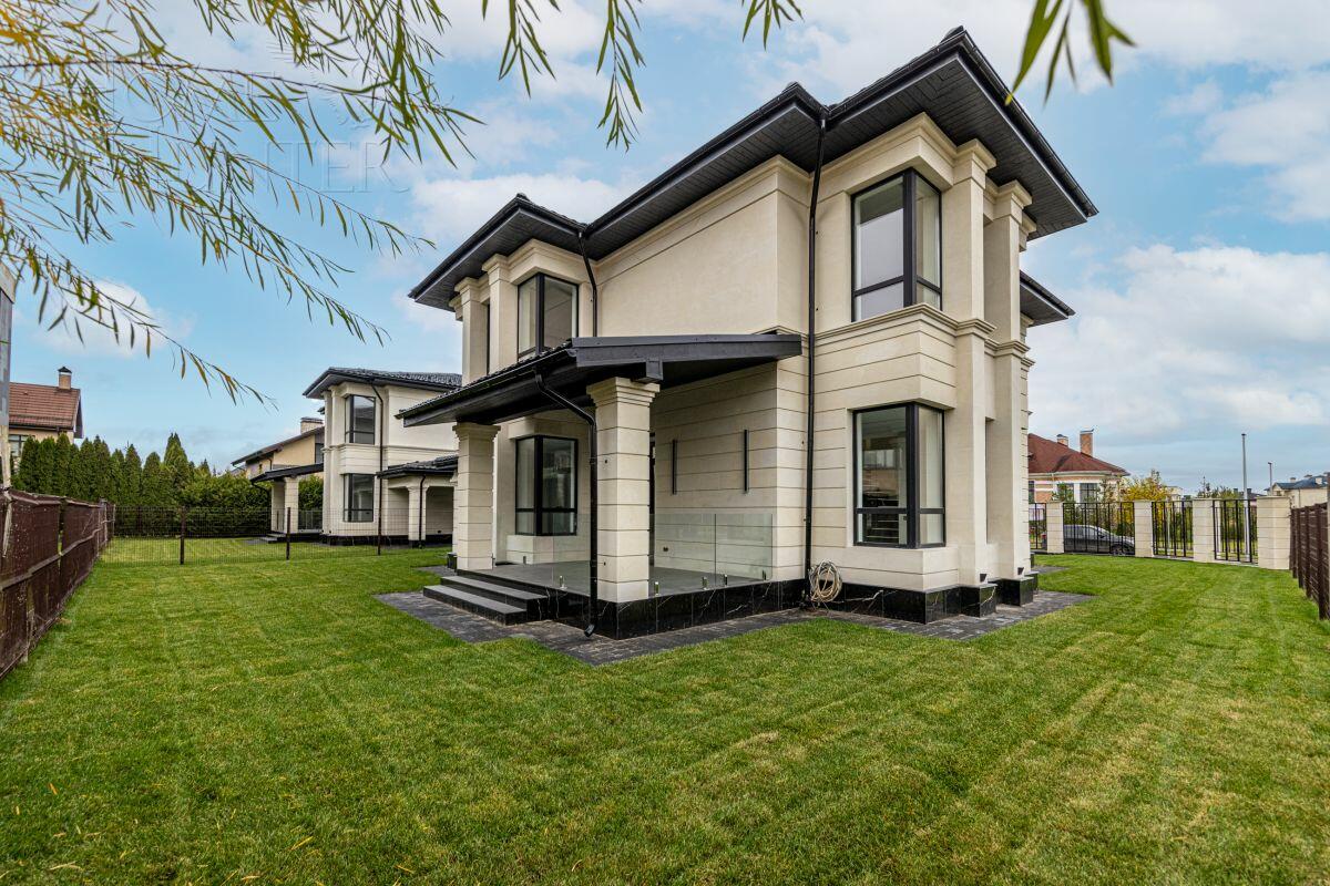 2-этажный коттедж 240 м² с отделкой