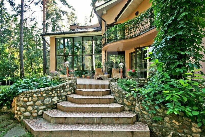 2-этажный коттедж 1 000 м² с отделкой