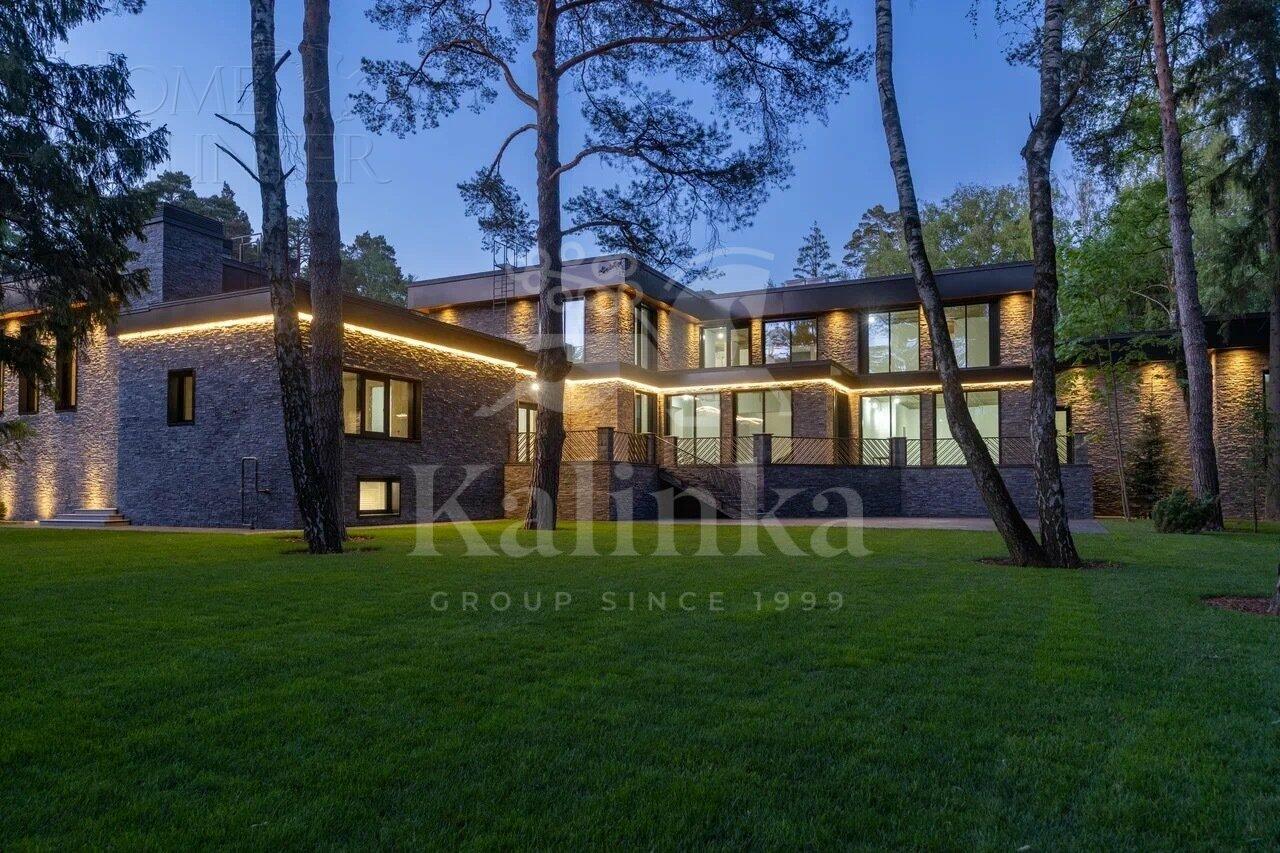 2-этажный коттедж 1 700 м² без отделки