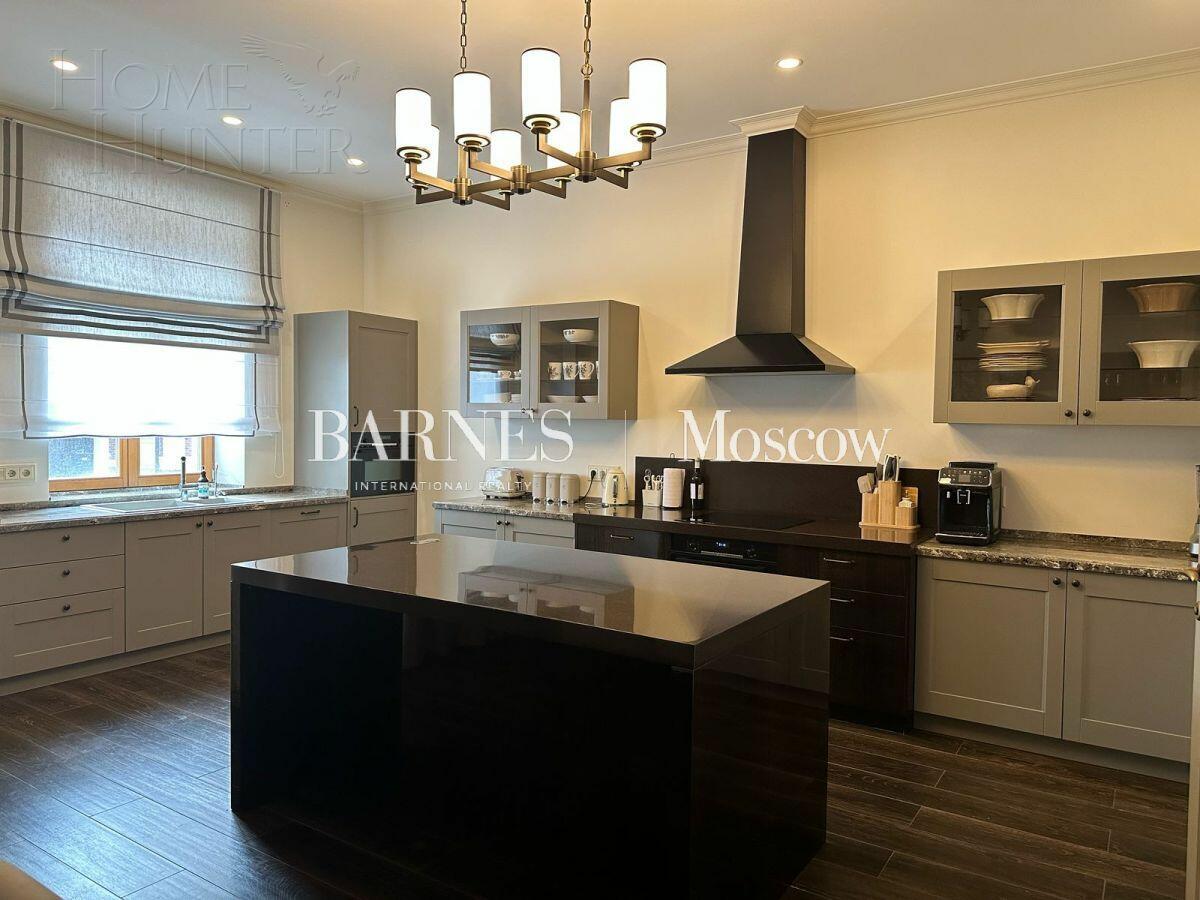 3-этажный таунхаус 330 м² с отделкой