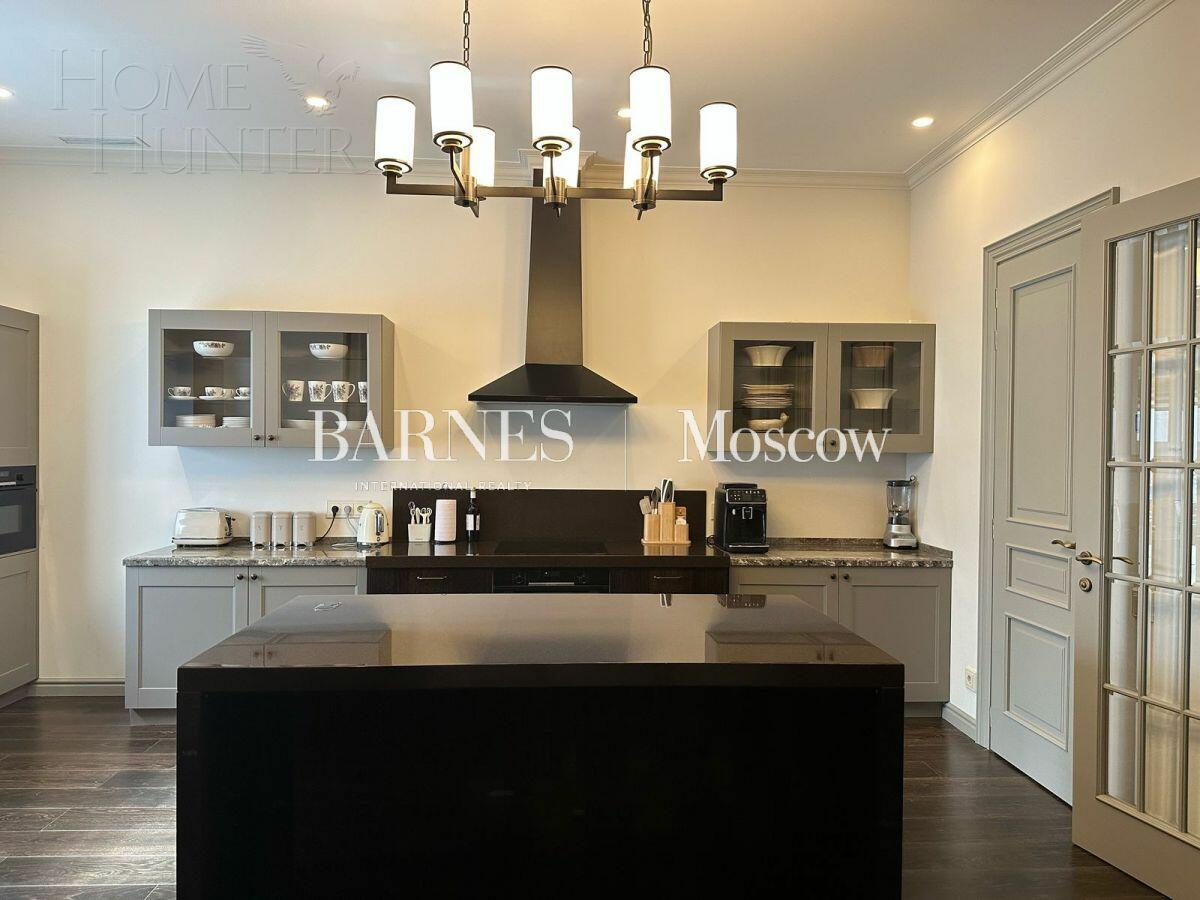 3-этажный таунхаус 330 м² с отделкой