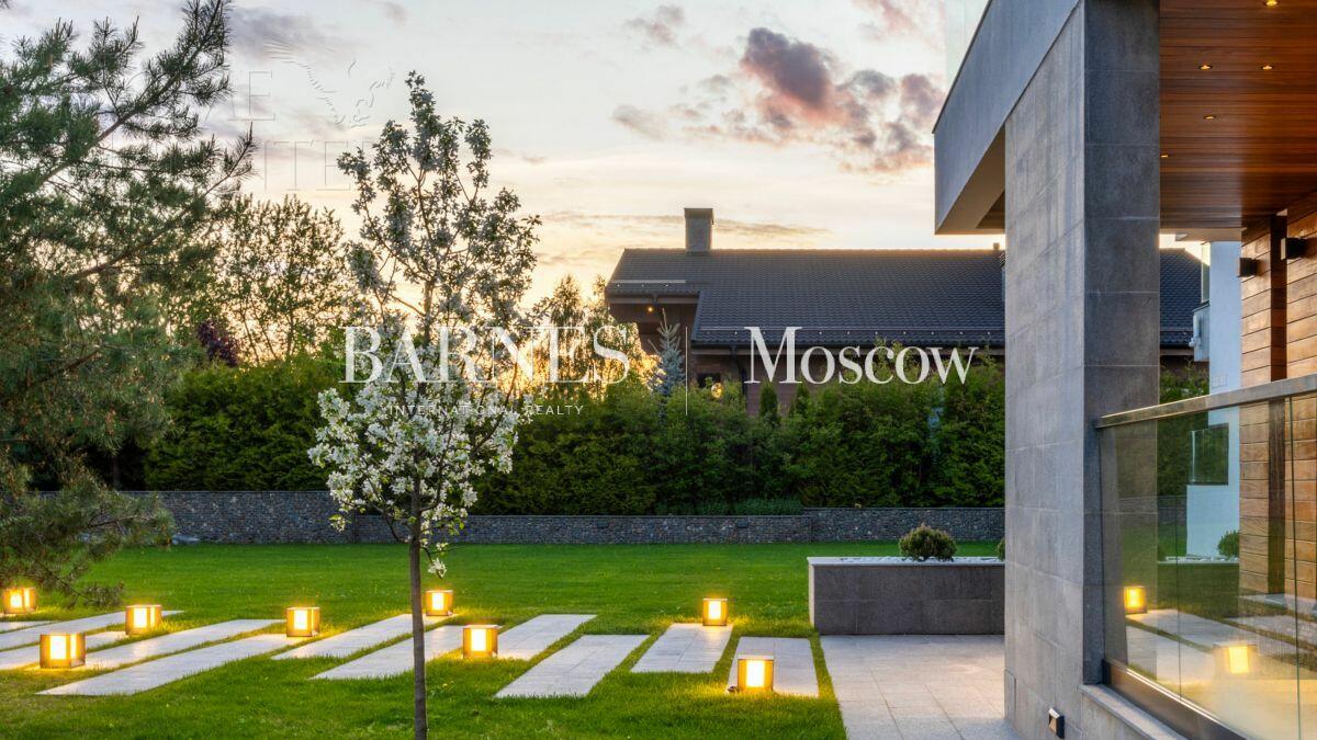 3-этажный коттедж 550 м² с отделкой