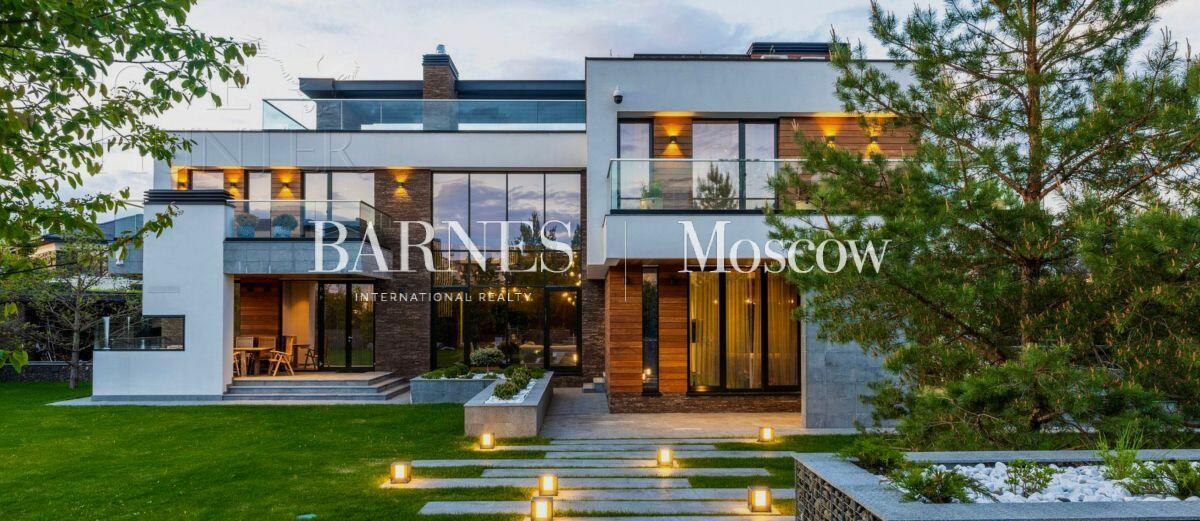 3-этажный коттедж 550 м² с отделкой