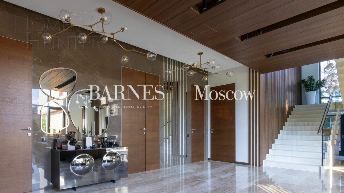 3-этажный коттедж 550 м² с отделкой