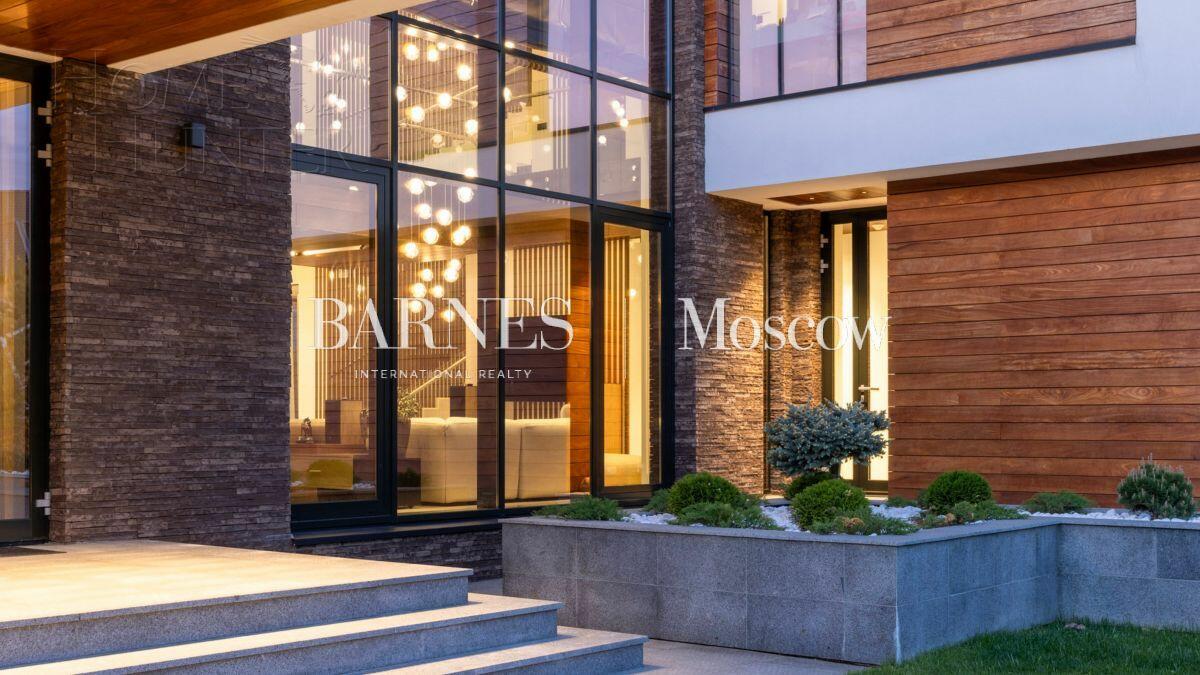 3-этажный коттедж 550 м² с отделкой