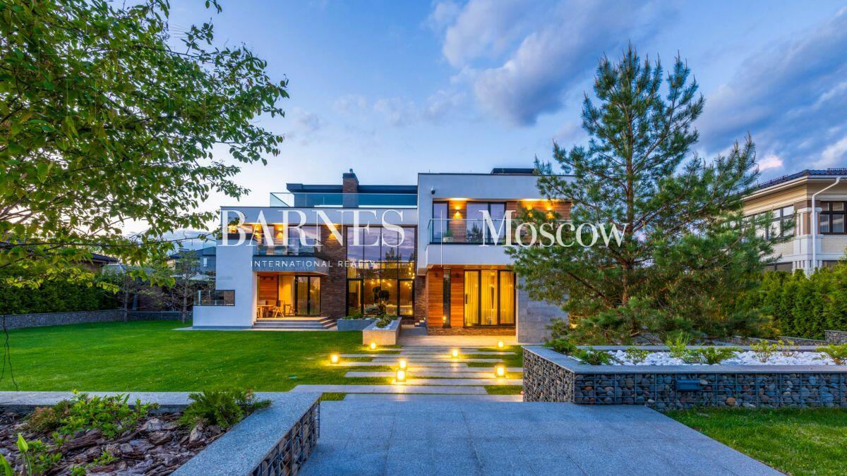 3-этажный коттедж 550 м² с отделкой