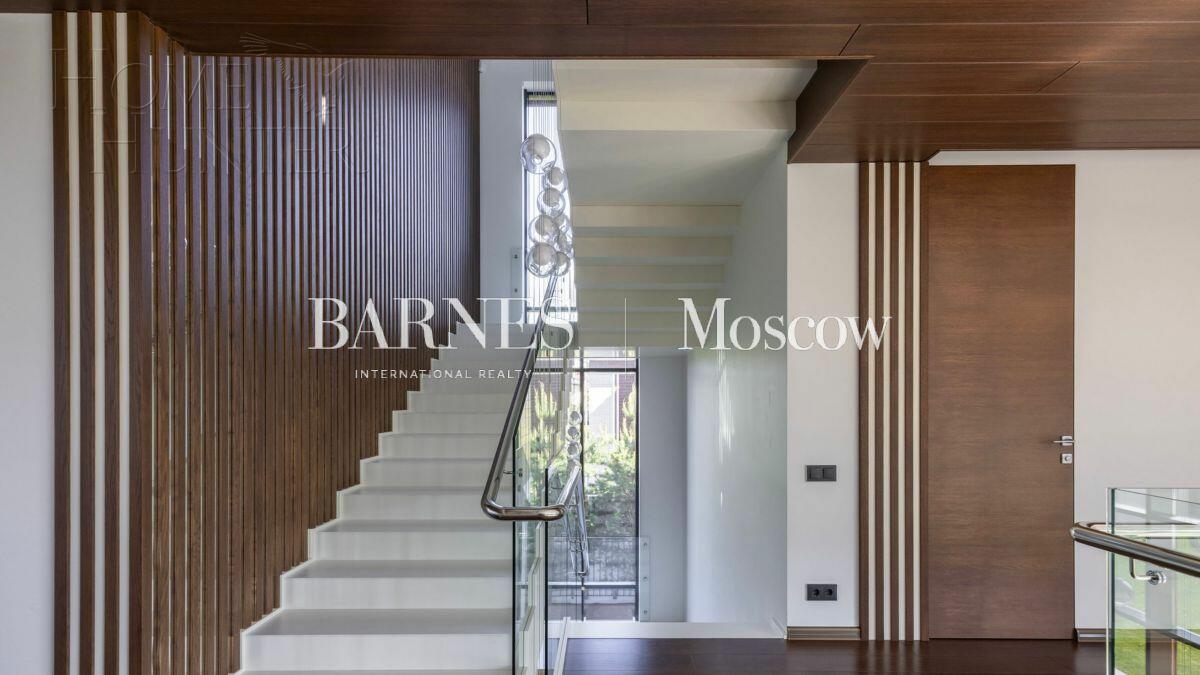 3-этажный коттедж 550 м² с отделкой