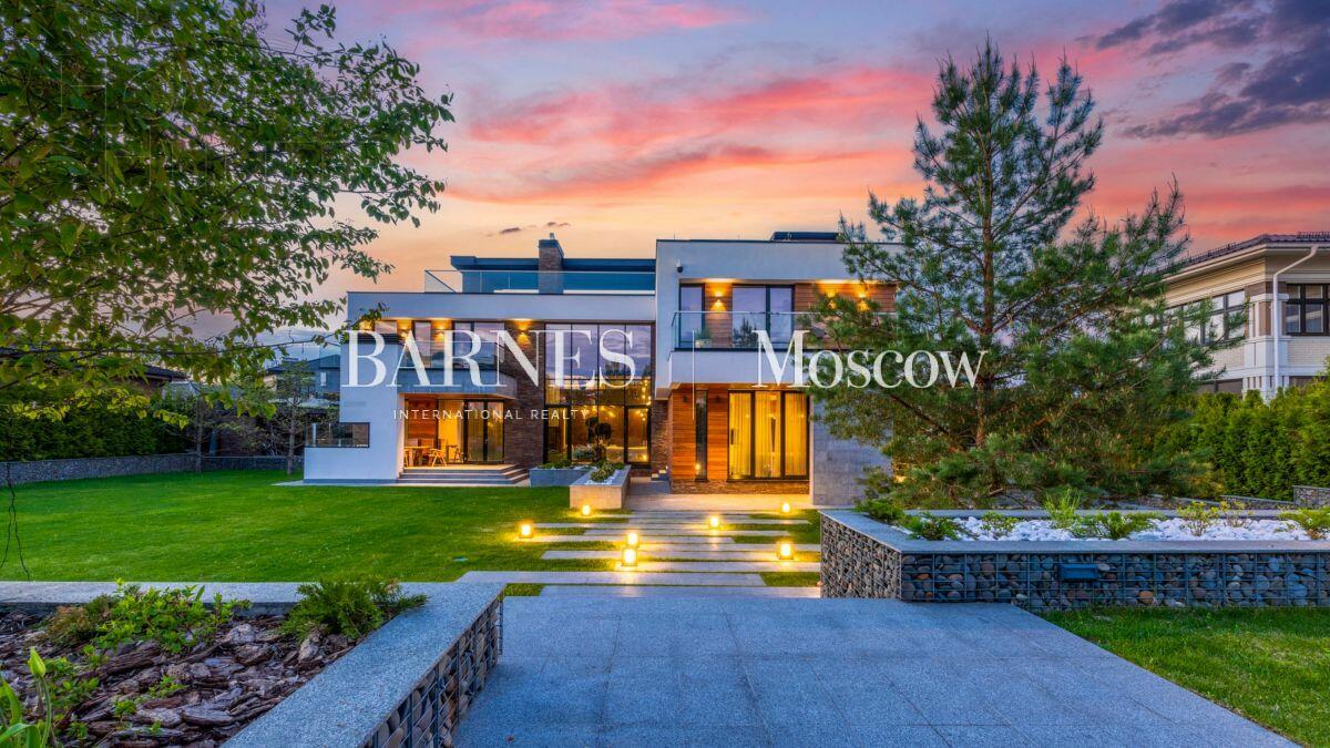 3-этажный коттедж 550 м² с отделкой