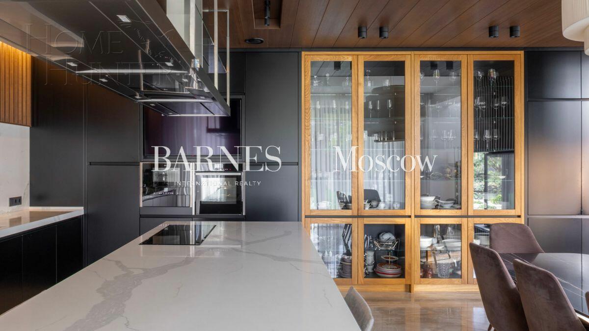 3-этажный коттедж 550 м² с отделкой