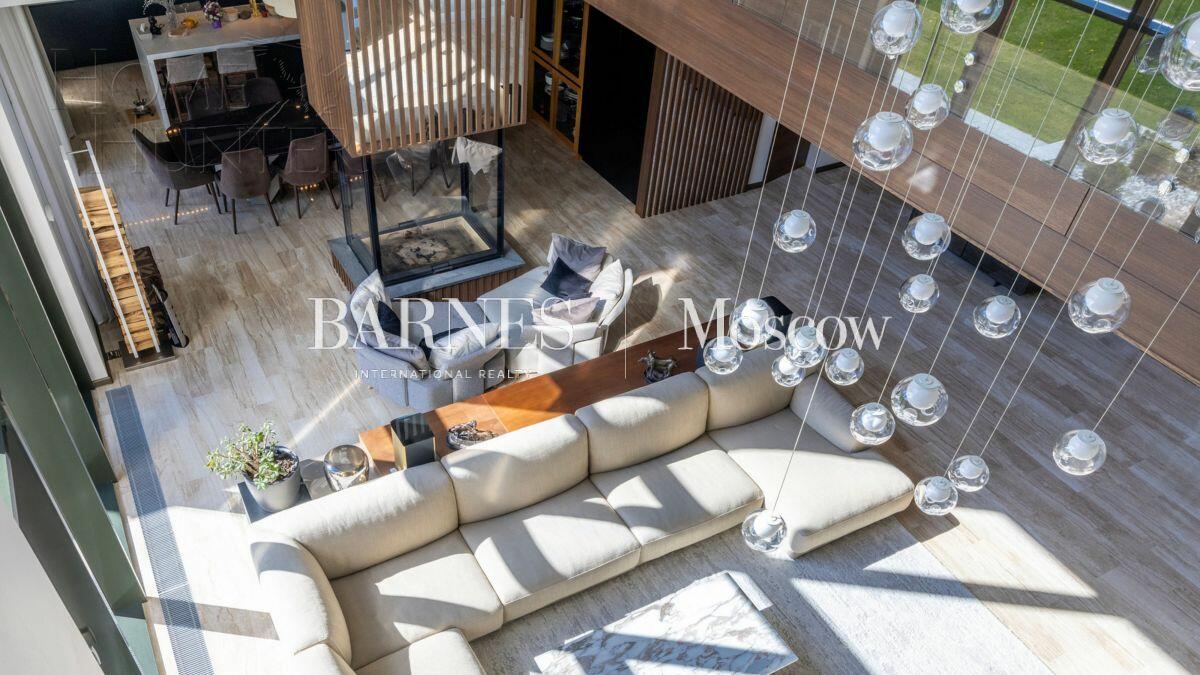 3-этажный коттедж 550 м² с отделкой