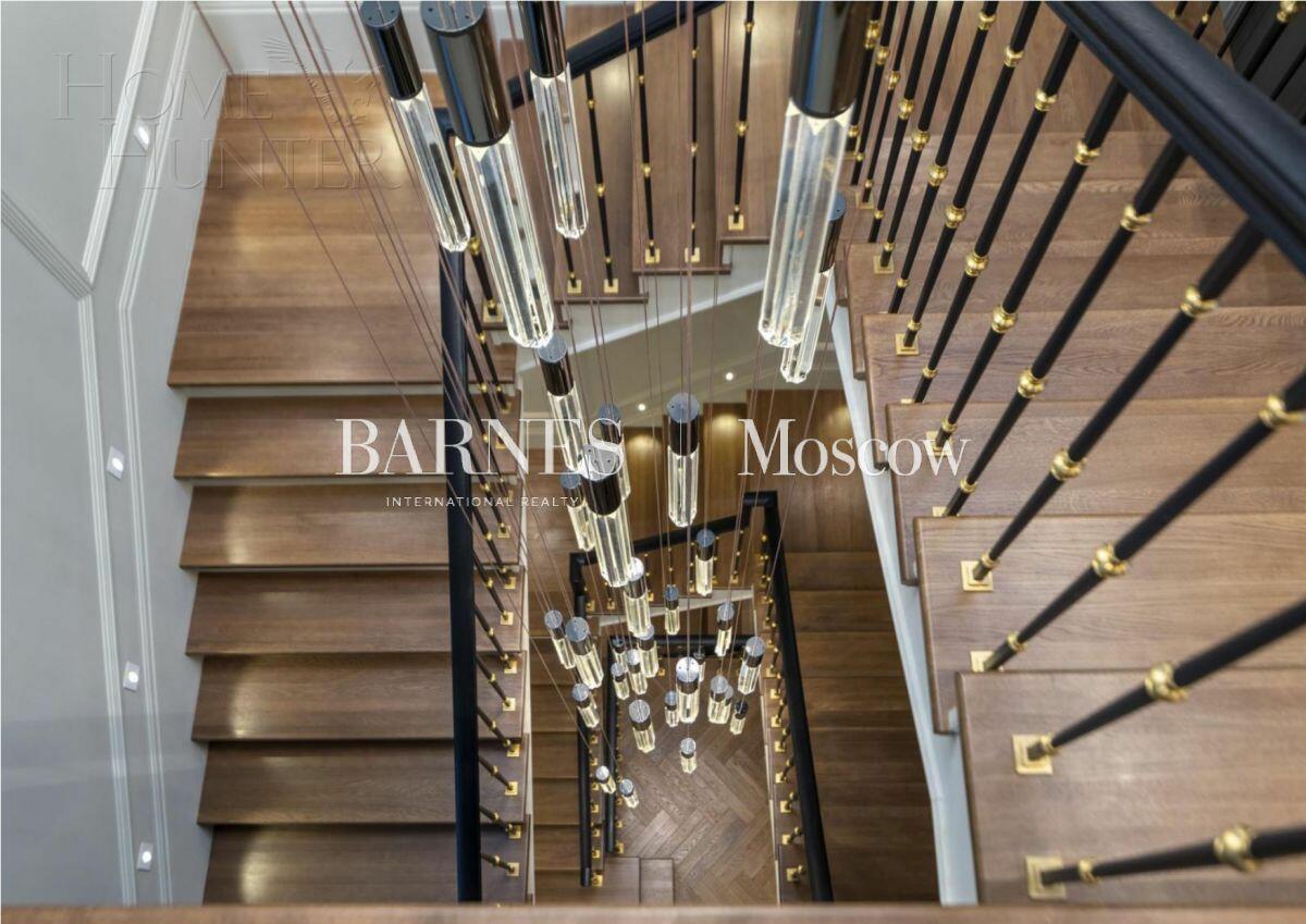 3-этажный коттедж 1 100 м² с отделкой