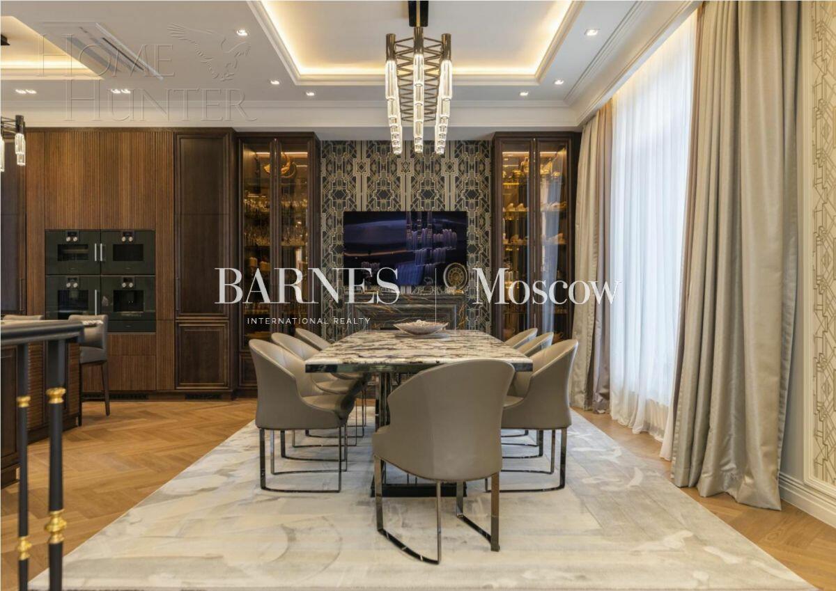 3-этажный коттедж 1 100 м² с отделкой