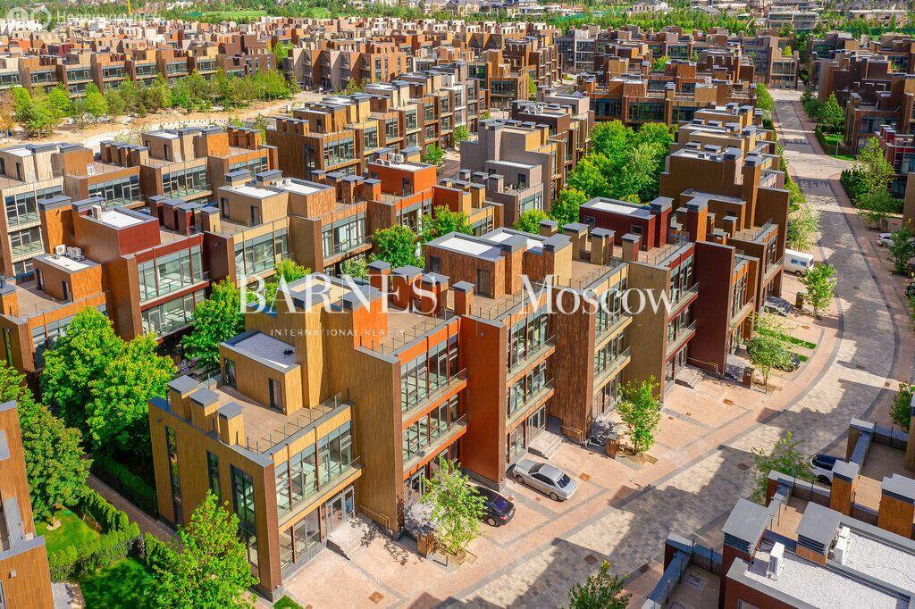 3-этажный таунхаус 240 м² с отделкой