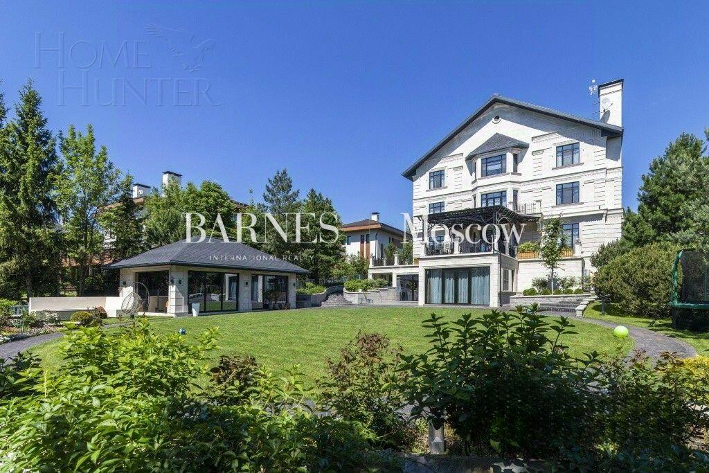 3-этажный коттедж 1 100 м² с отделкой