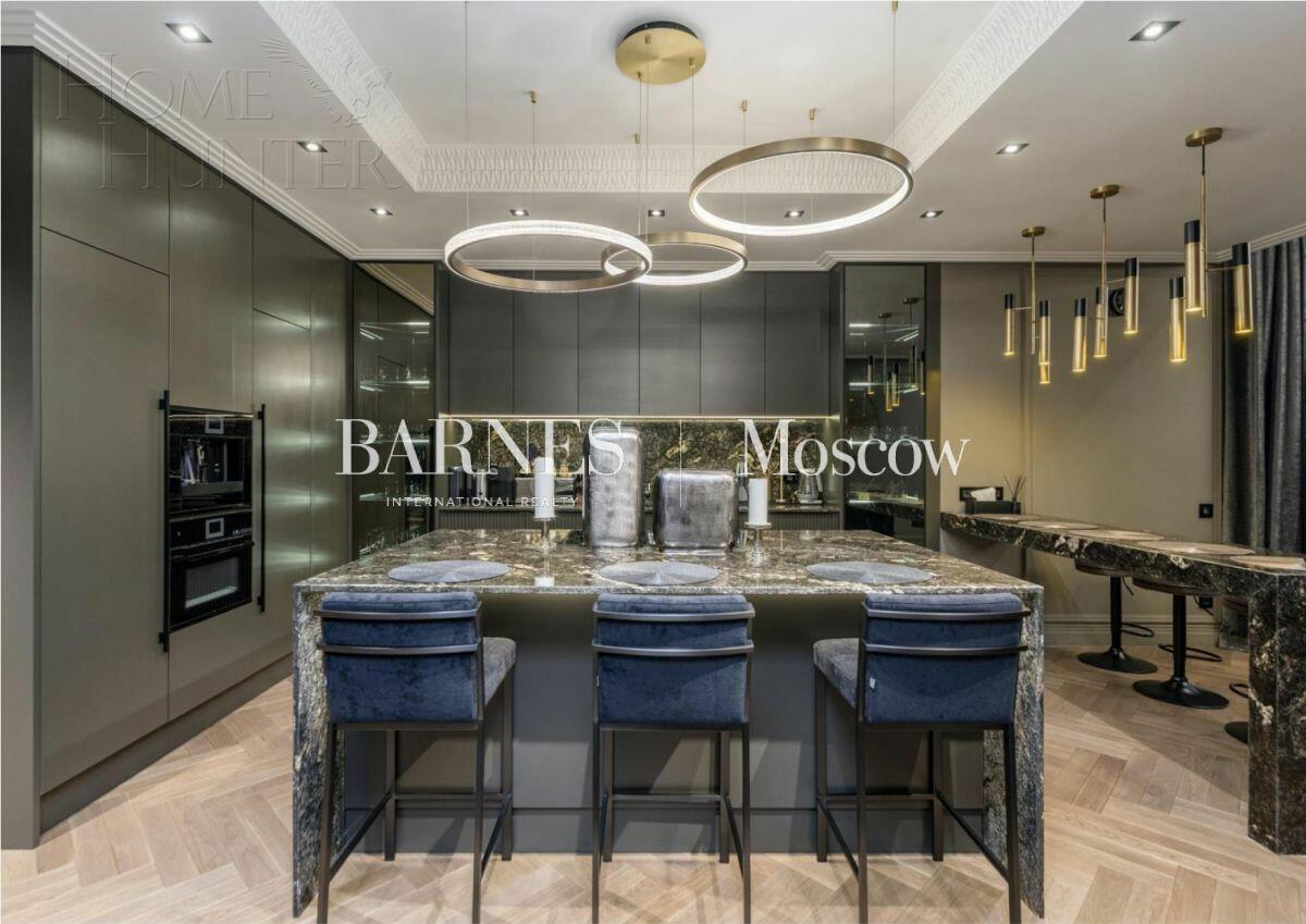 3-этажный коттедж 1 100 м² с отделкой