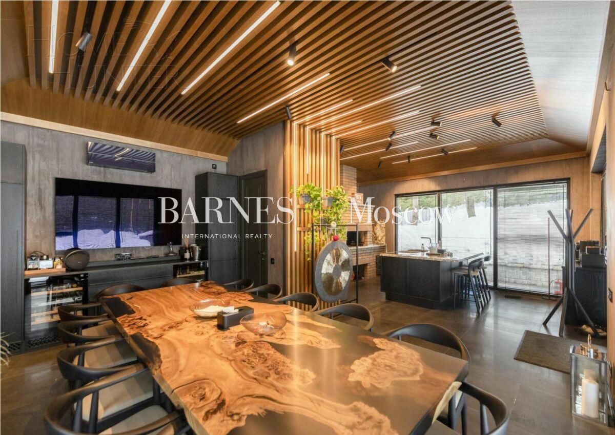 3-этажный коттедж 1 100 м² с отделкой