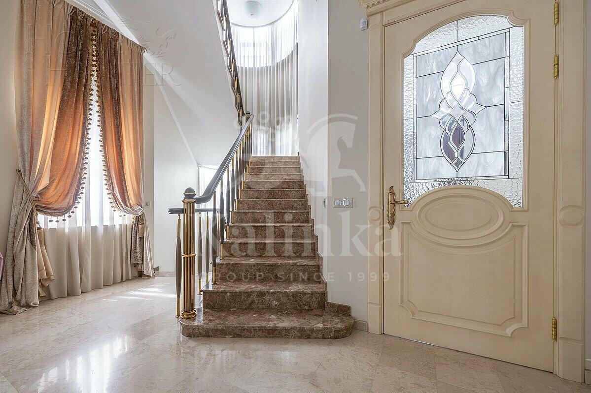 2-этажный таунхаус 350 м² с отделкой