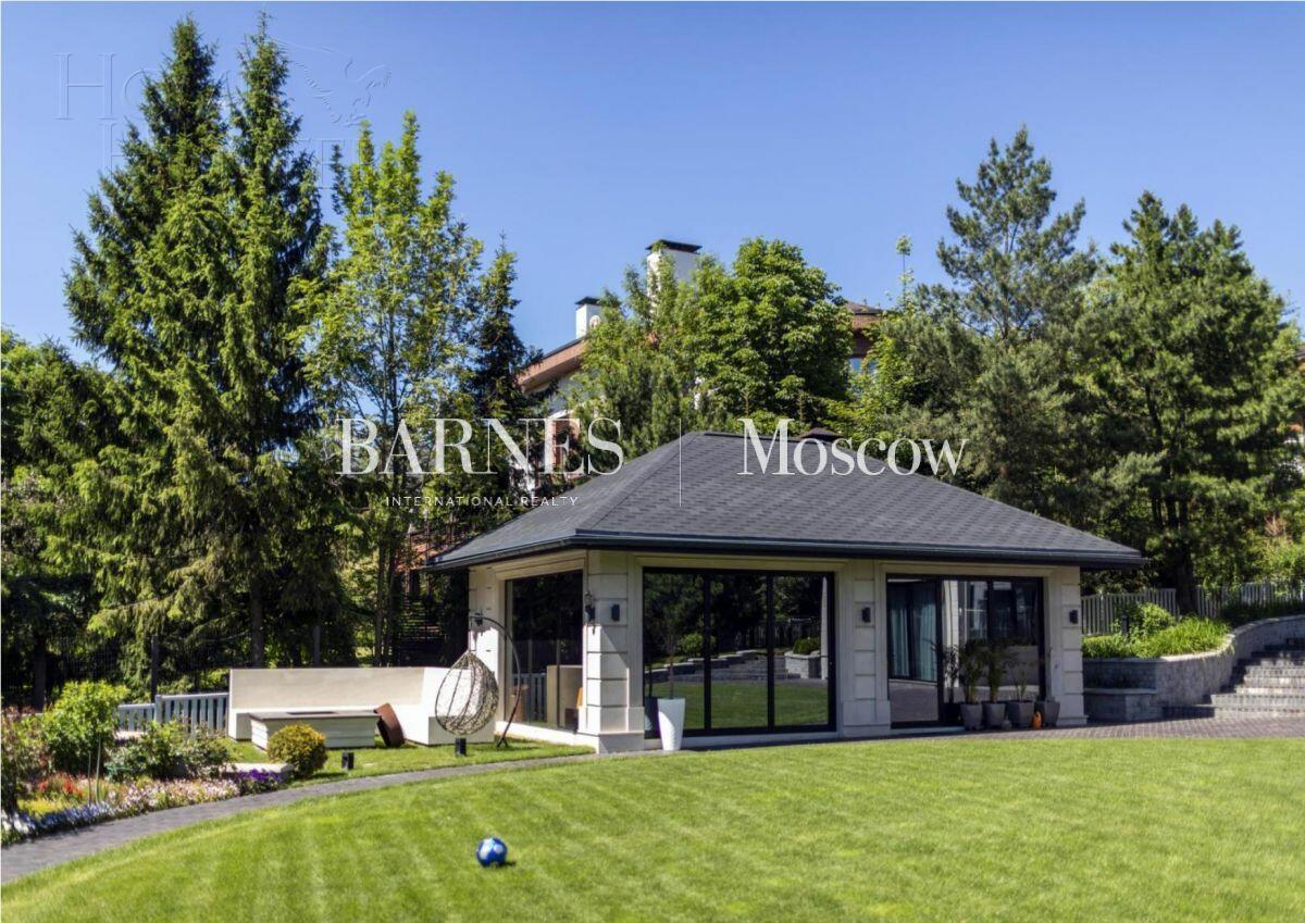 3-этажный коттедж 1 100 м² с отделкой