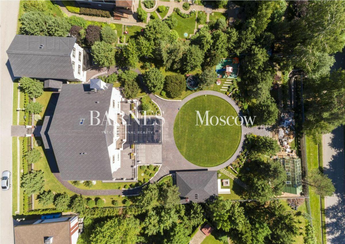 3-этажный коттедж 1 100 м² с отделкой