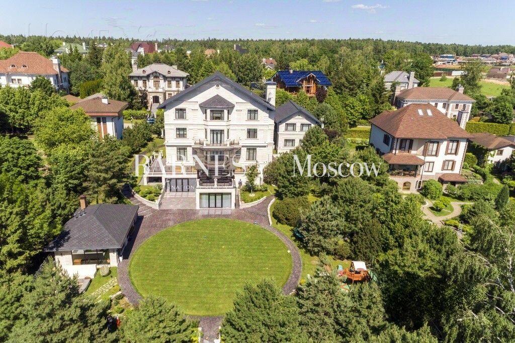 3-этажный коттедж 1 100 м² с отделкой