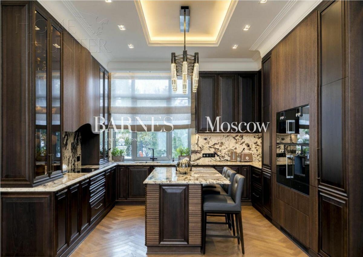 3-этажный коттедж 1 100 м² с отделкой