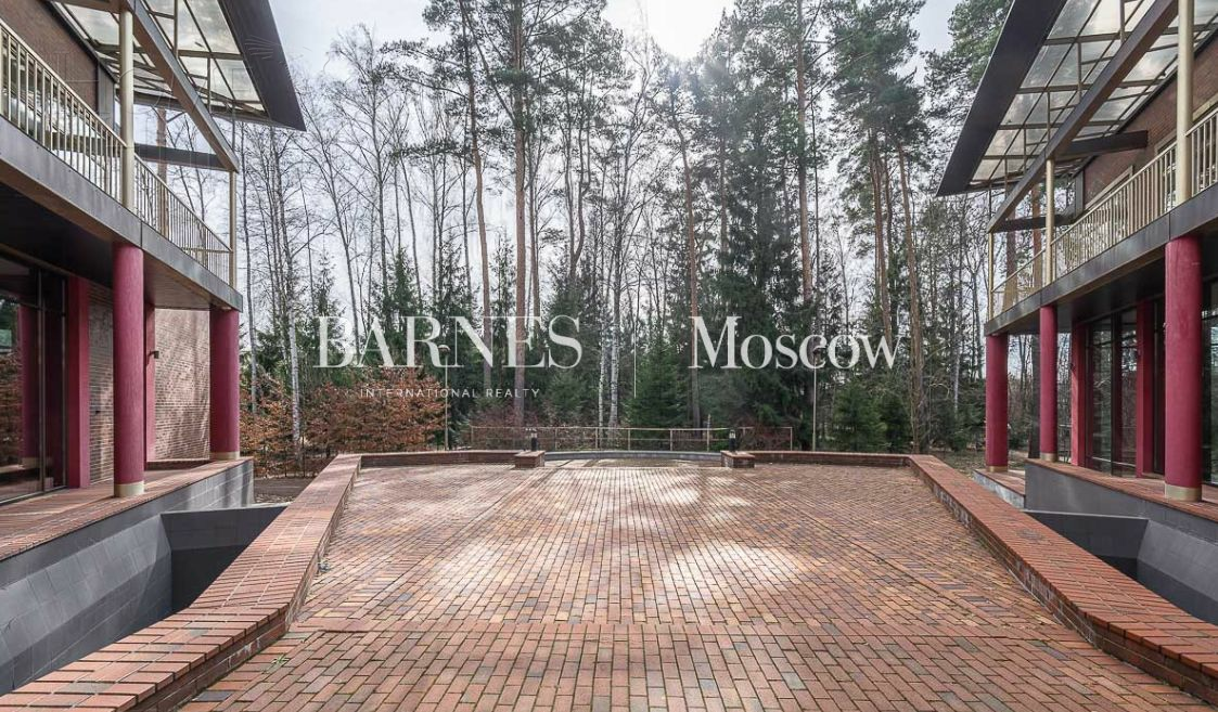 3-этажный коттедж 1 000 м² с отделкой