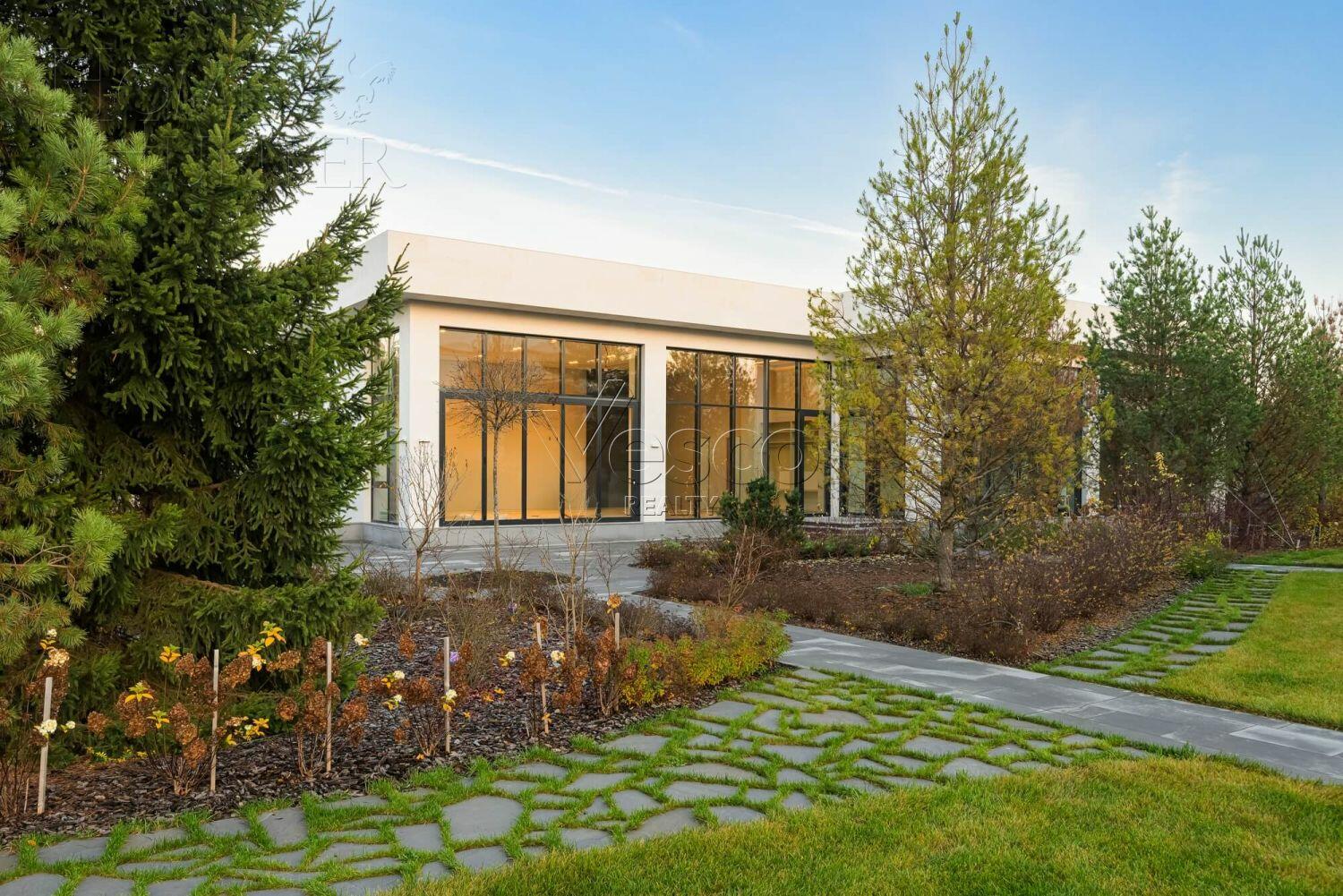 2-этажный коттедж 1 000 м² с отделкой