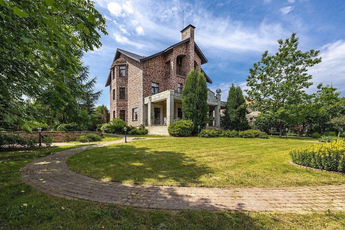 3-этажный коттедж 450 м² с отделкой