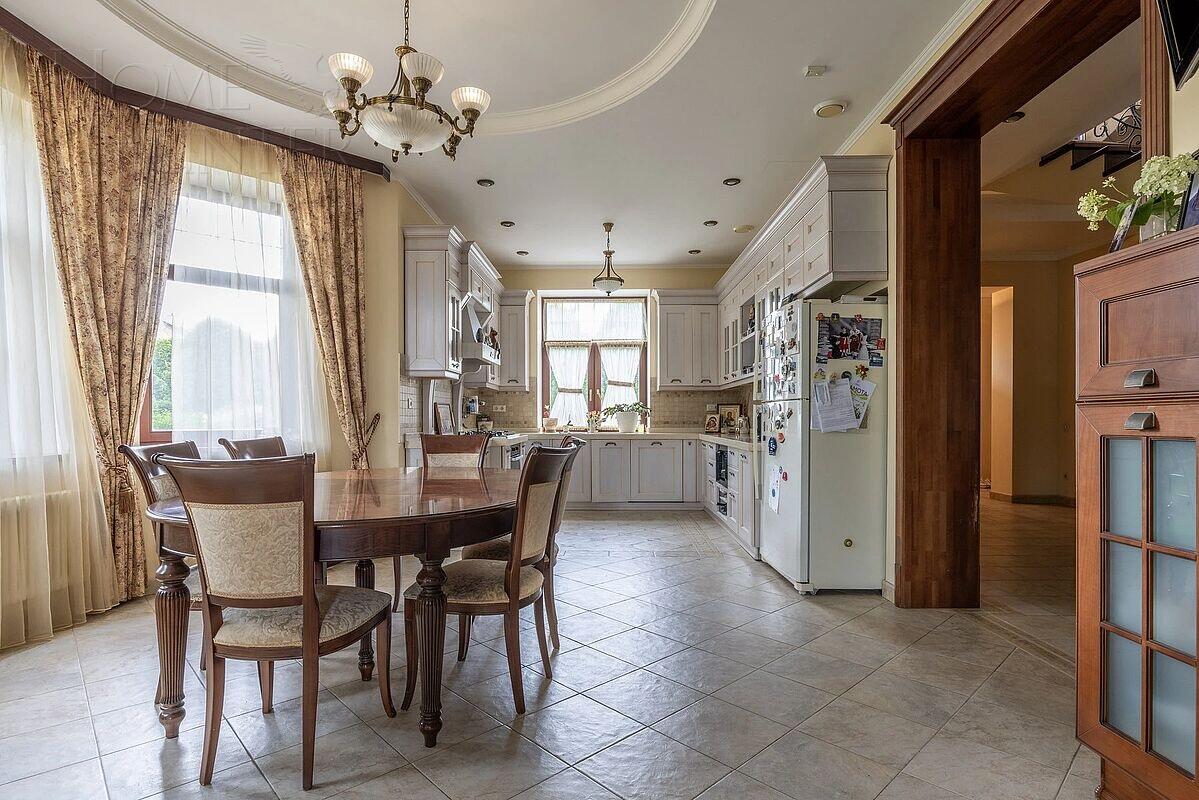 3-этажный коттедж 450 м² с отделкой