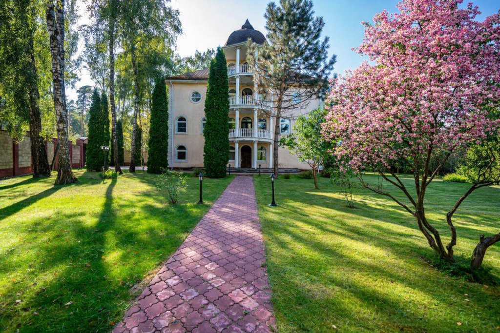 3-этажный коттедж 880 м² с отделкой