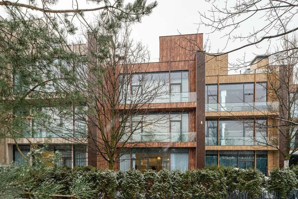 4-этажный таунхаус 240 м² с отделкой