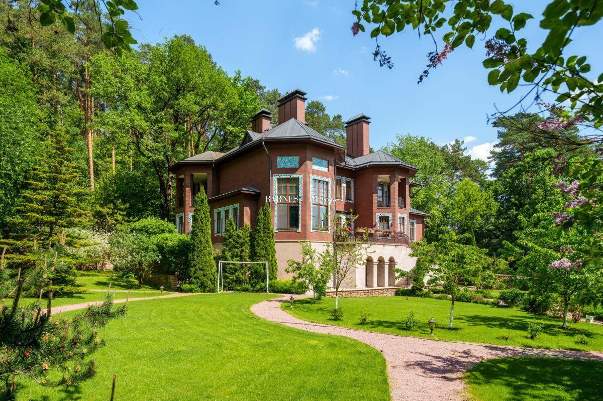 2-этажный коттедж 761 м² с отделкой