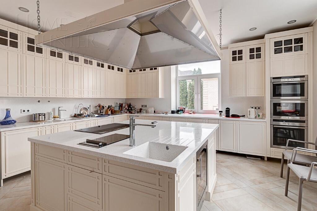 2-этажный коттедж 1 112 м² с отделкой